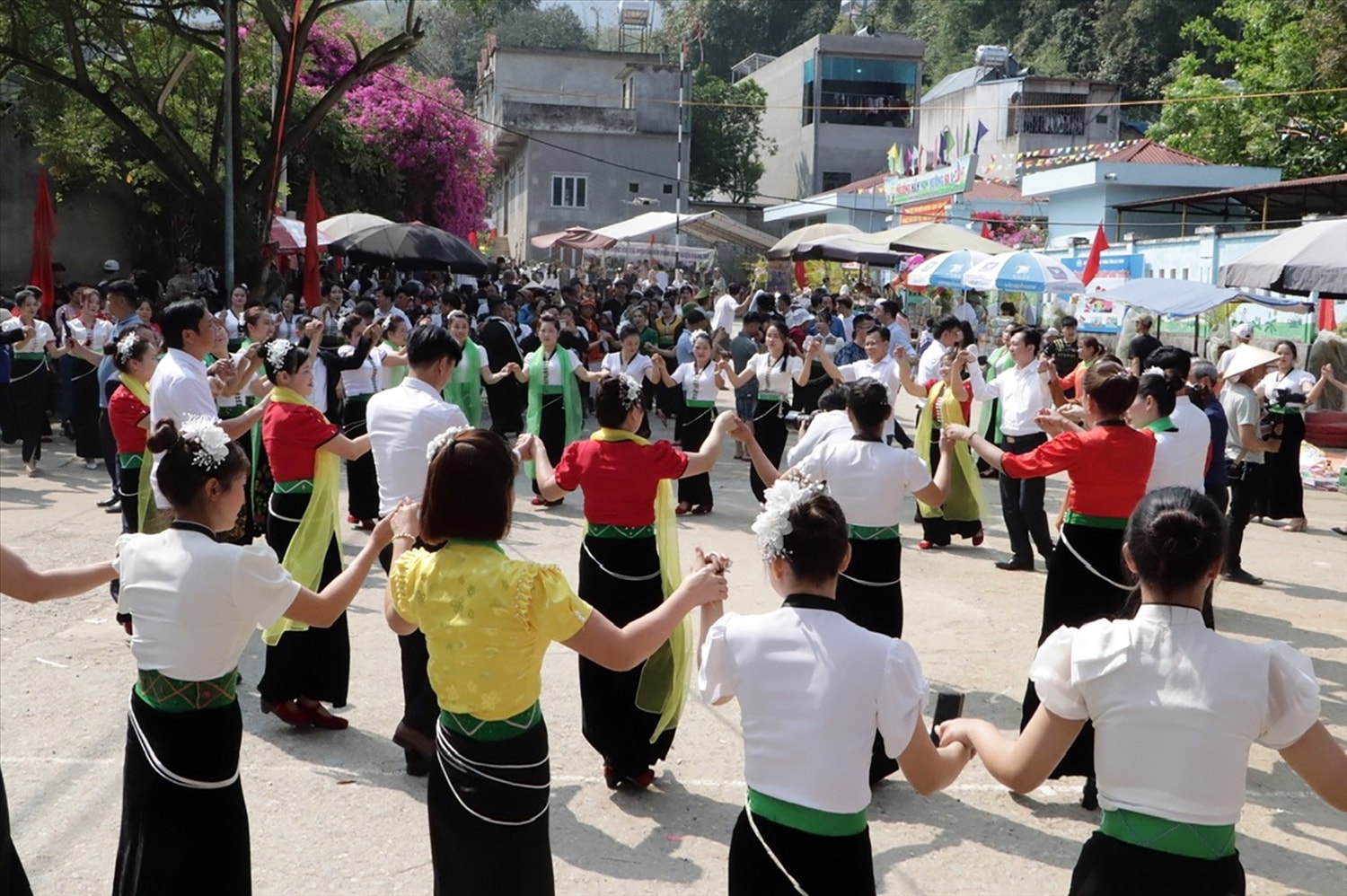 	Người dân cùng du khách tay trong tay múa điệu xòe của dân tộc Thái, thể hiện tình đoàn kết giữa các dân tộc. 