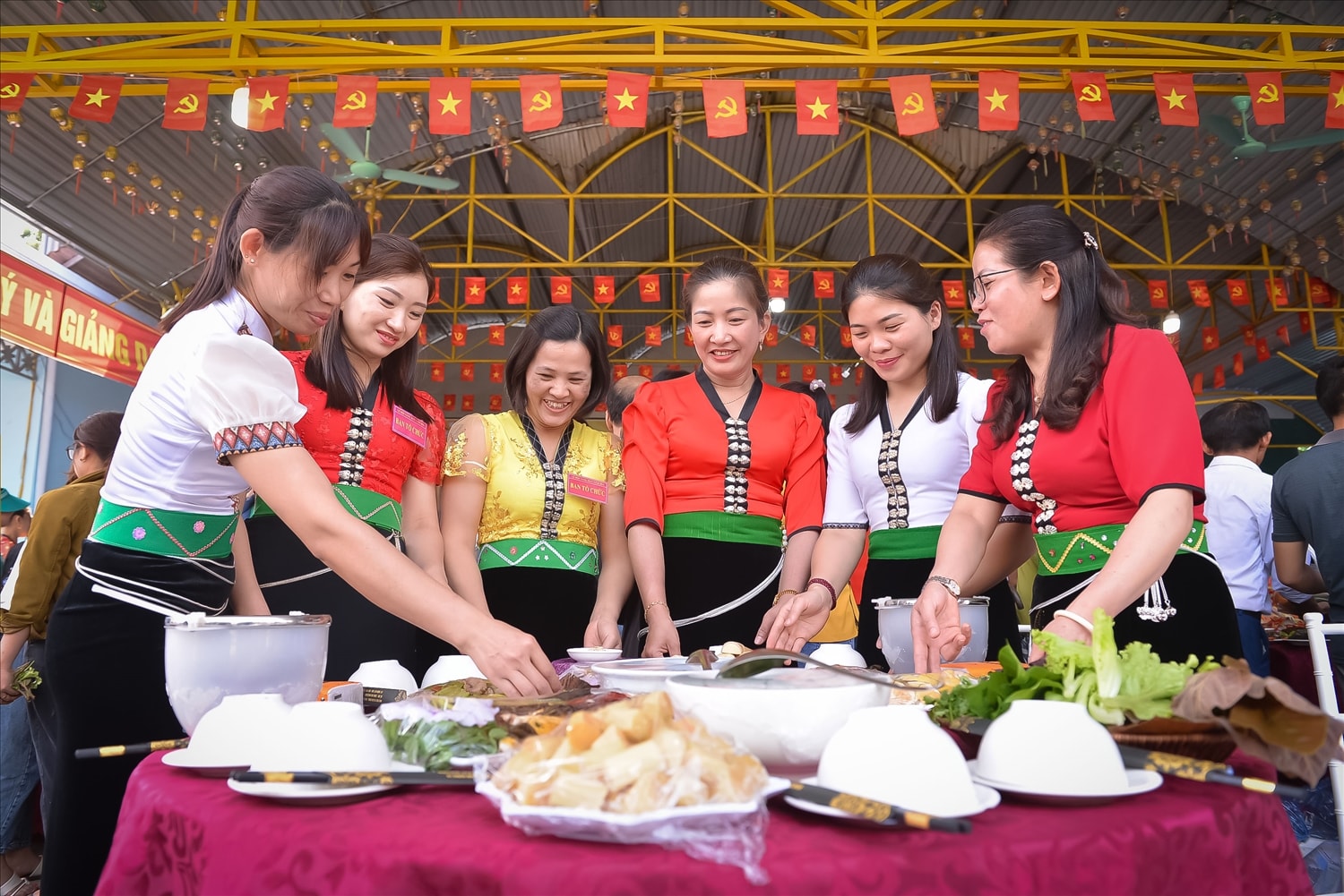 Phần thi ẩm thực với nhiều món ăn truyền thống của đồng bào Thái trắng độc đáo, hấp dẫn.