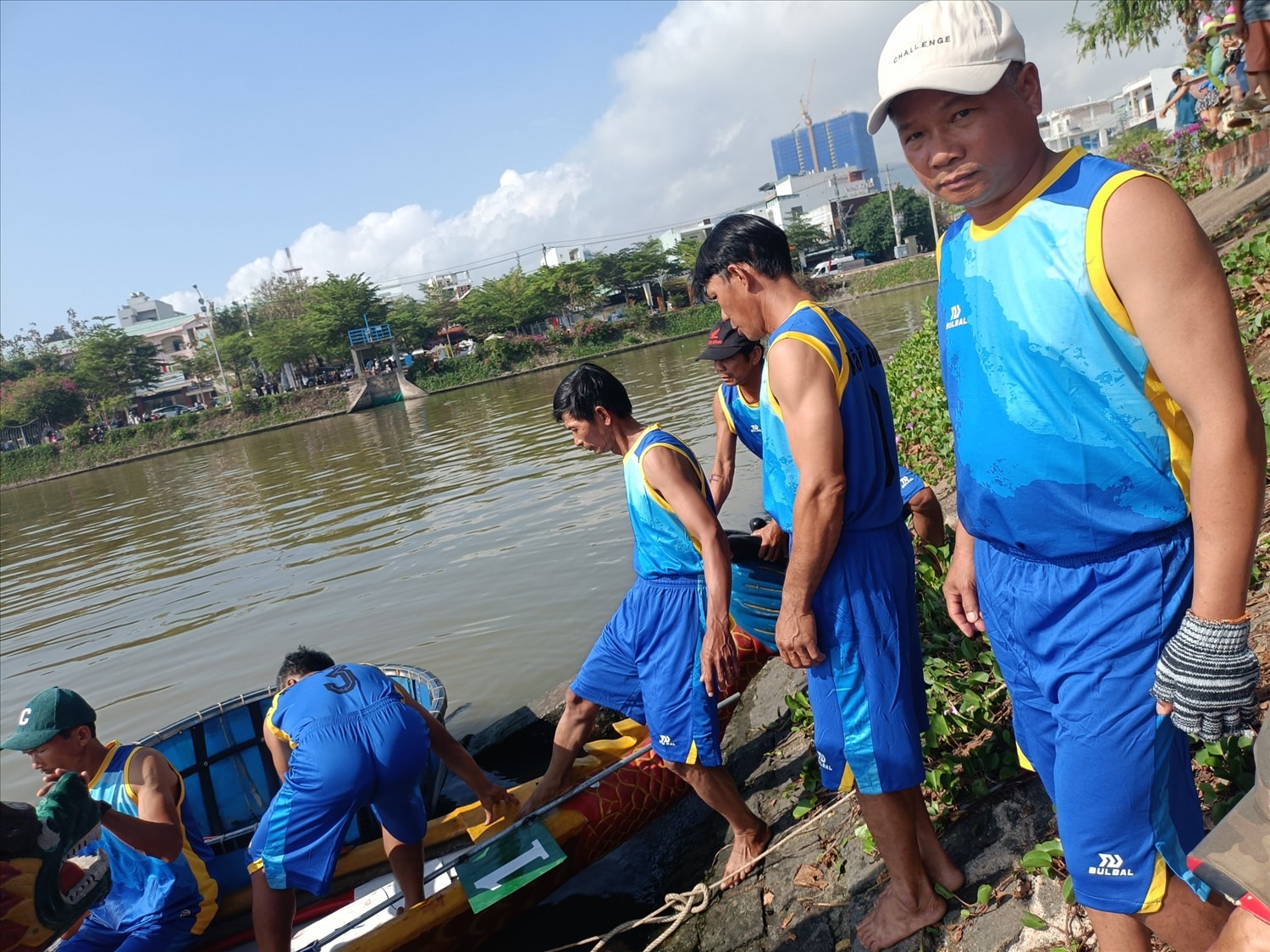 Các vận động viên xuống thuyền chuẩn bị tranh tài