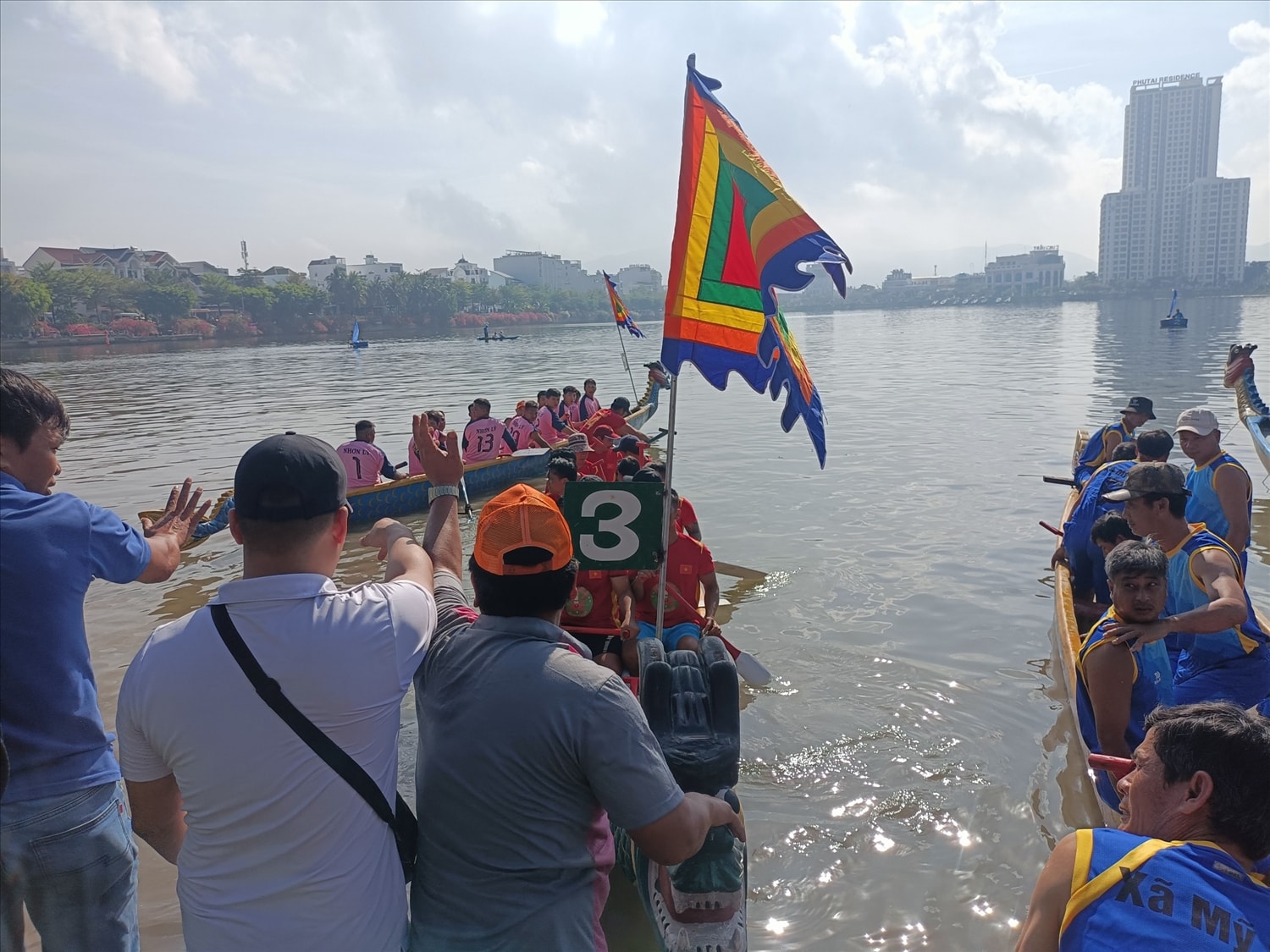 Các đội đua xuất phát