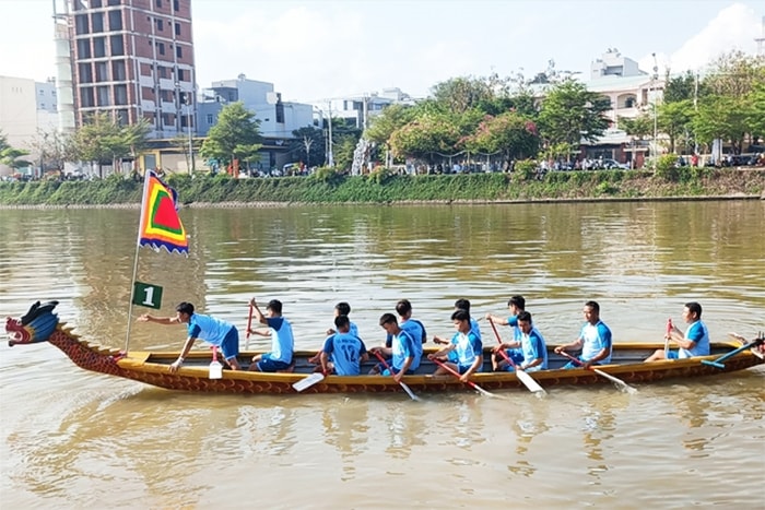 Những con thuyền rồng truyền thống đang lướt trên mặt nước hồ Đống Đa
