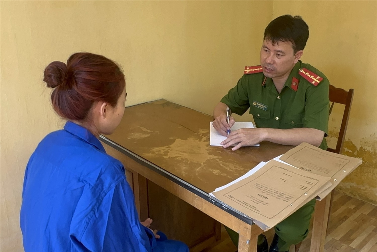Đối tượng Nguyễn Thị Kim Phượng tại cơ quan công an