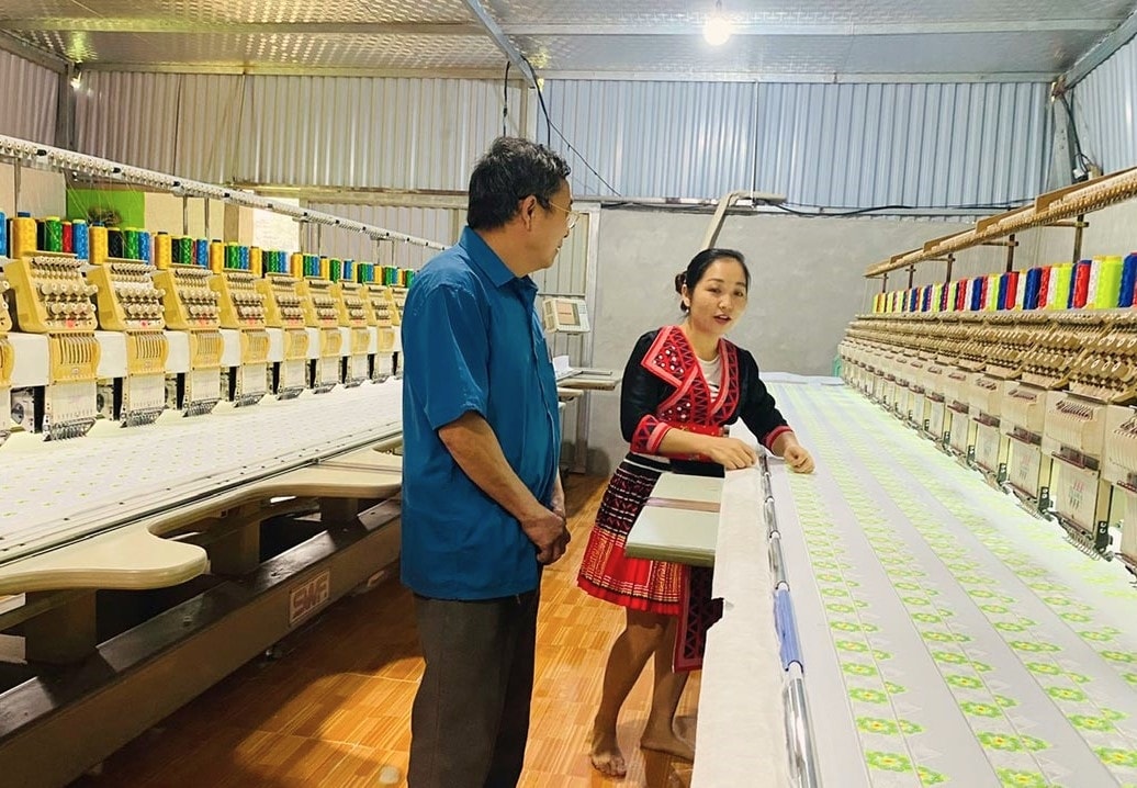 Xưởng dệt của chị Dương Thị Luyến ở thôn Nà Tang, xã Hùng Lợi (Yên Sơn) là một trong rất nhiều hộ sử dụng hiệu quả nguồn vốn vay ưu đãi Xưởng dệt của chị Dương Thị Luyến ở thôn Nà Tang, xã Hùng Lợi (Yên Sơn) là một trong rất nhiều hộ sử dụng hiệu quả nguồn vốn vay ưu đãi
