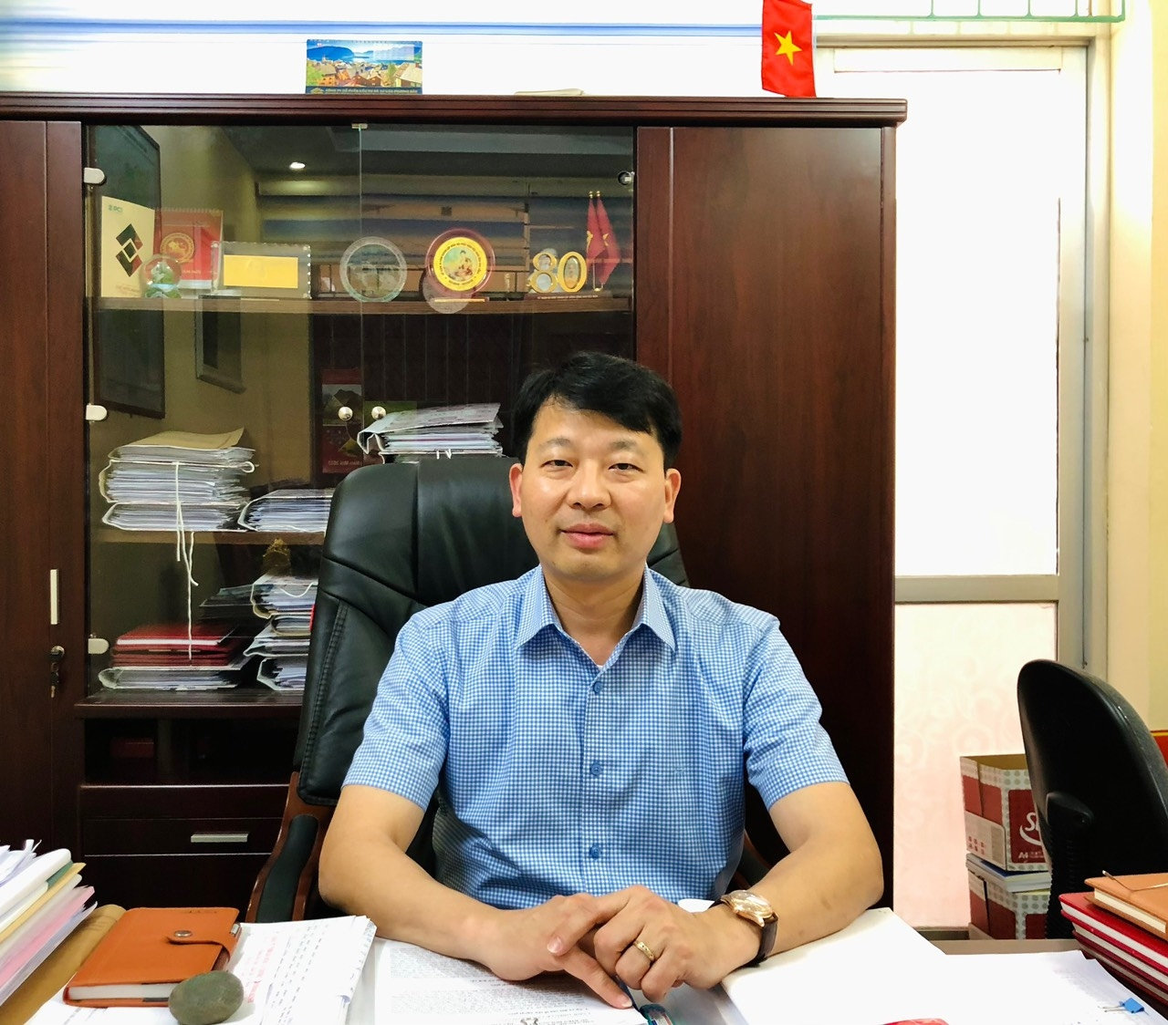 Ông Nguyễn Mạnh Hùng, Chủ tịch UBND huyện Bảo Lạc  chia sẻ thông tin với phóng viên về hiệu quả các Chương trình MTQG