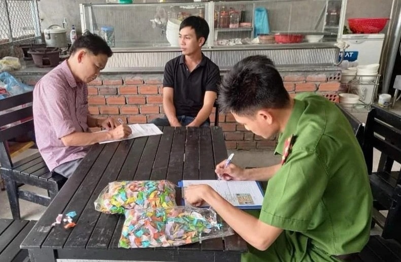 Lực lượng chức năng huyện Nghĩa Hành xác minh, xử lý vụ việc theo quy định. Lực lượng chức năng huyện Nghĩa Hành xác minh, xử lý vụ việc theo quy định.