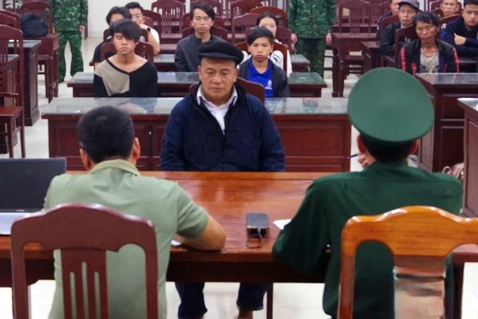 Lực lượng chức năng làm việc với người dân và đối tượng tổ chức xuất cảnh trái phép (Ảnh: Phước Trung).