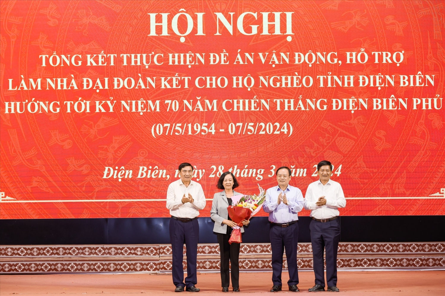 Tỉnh ủy Điện Biên trao Huy hiệu Vì sự nghiệp xây dựng và phát triển tỉnh Điện Biên cho bà Trương Thị Mai, Ủy viên Bộ Chính trị, Thường trực Ban Bí thư, Trưởng Ban Tổ chức Trung ương vì đã có thành tích xuất sắc trong triển khai thực hiện Đề án 09