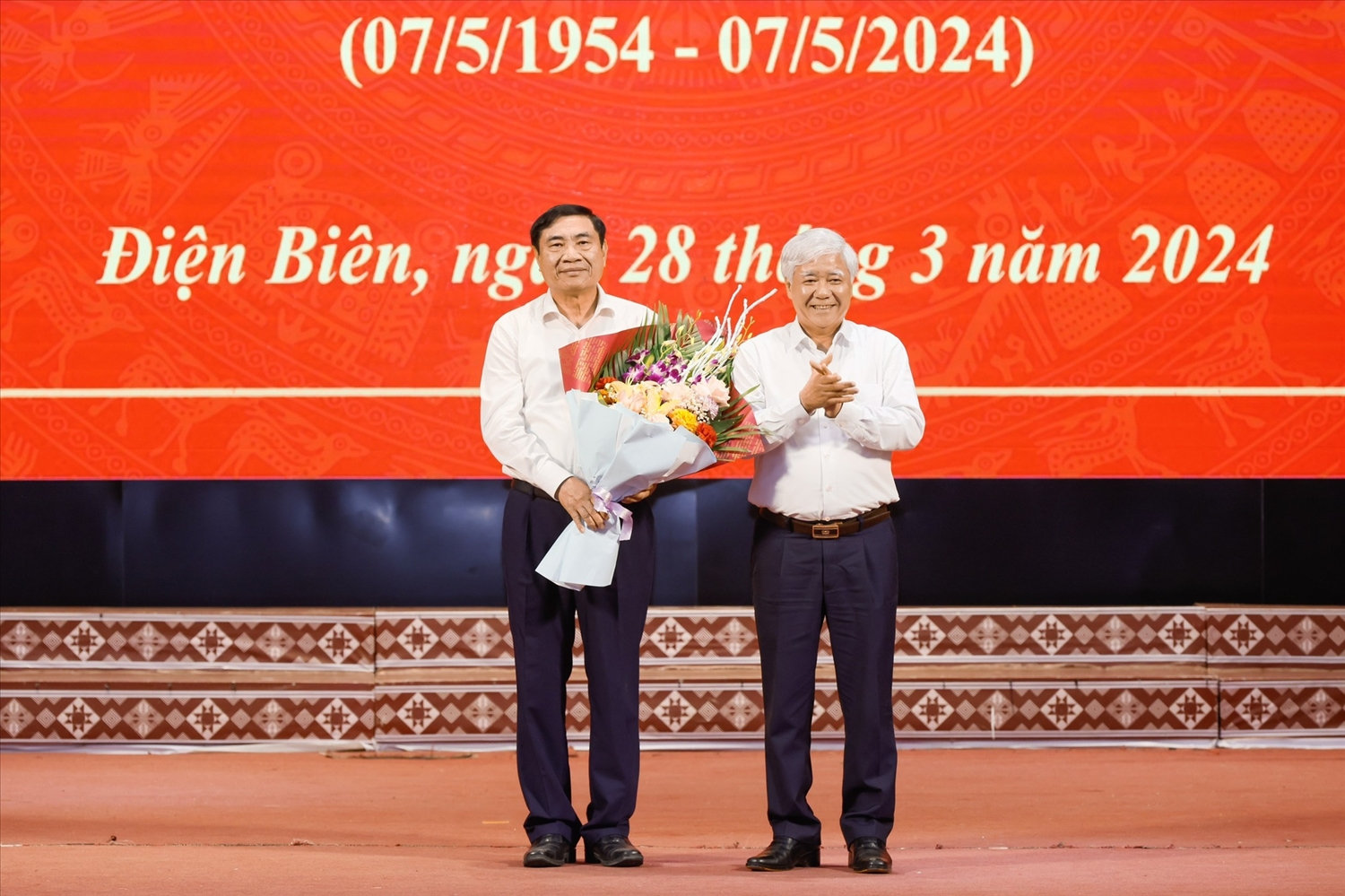 Bí thư Trung ương Đảng, Chủ tịch Ủy ban Trung ương MTTQ Việt Nam Đỗ Văn Chiến trao tặng Kỷ niệm chương “Vì sự nghiệp đại đoàn kết dân tộc” cho ông Trần Quốc Cường, Ủy viên Ban Chấp hành Trung ương Đảng, Bí thư Tỉnh ủy Điện Biên, Trưởng Ban Chỉ đạo thực hiện Đề án vận động hỗ trợ làm nhà Đại đoàn kết cho hộ nghèo tỉnh Điện Biên