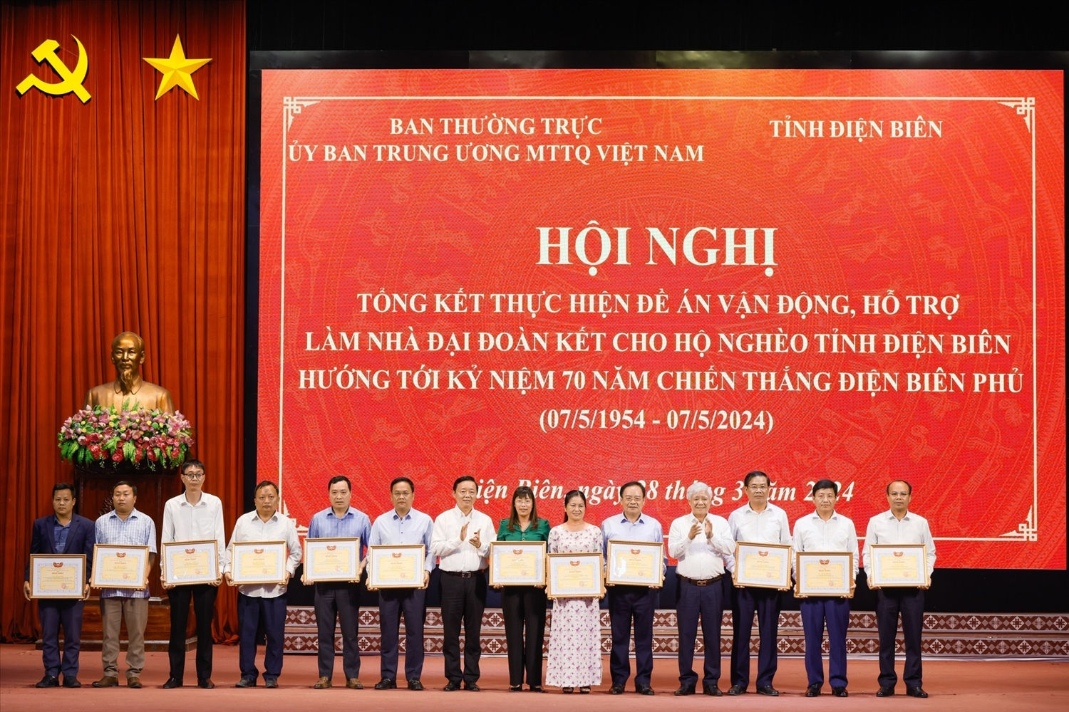 Bí thư Trung ương Đảng, Chủ tịch Ủy ban Trung ương MTTQ Việt Nam Đỗ Văn Chiến và Ủy viên Trung ương Đảng, Phó Thủ tướng Chính phủ Trần Hồng Hà trao Bằng khen cho các cá nhân có thành tích xuất sắc trong triển khai thực hiện Đề án 09