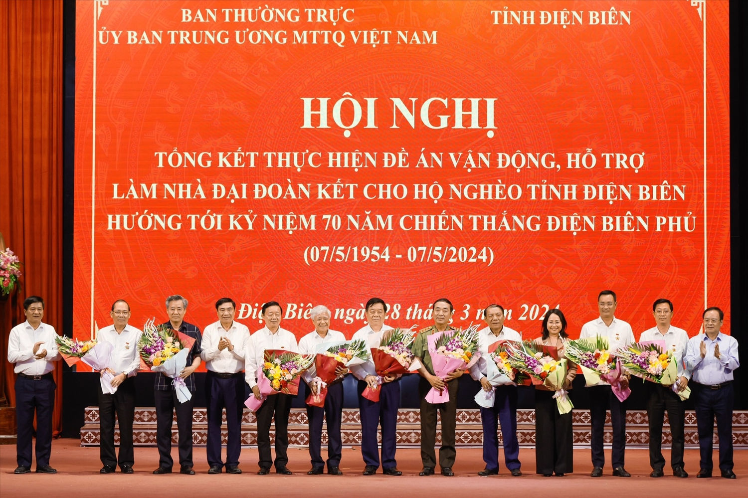 Tỉnh ủy Điện Biên trao Huy hiệu Vì sự nghiệp xây dựng và phát triển tỉnh Điện Biên cho các cá nhân có thành tích xuất sắc trong triển khai thực hiện Đề án 09 (Ảnh Quang Vinh)