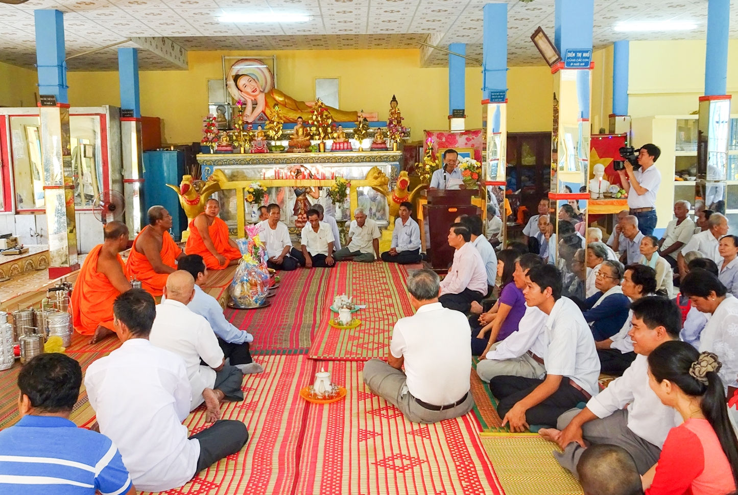 Đón mừng Tết cổ truyền Chôl Chnăm Thmây của đồng bào Khmer, lãnh đạo các tỉnh, thành phố tổ chức nhiều đoàn đến các chùa chúc Tết. (Ảnh tư liệu)