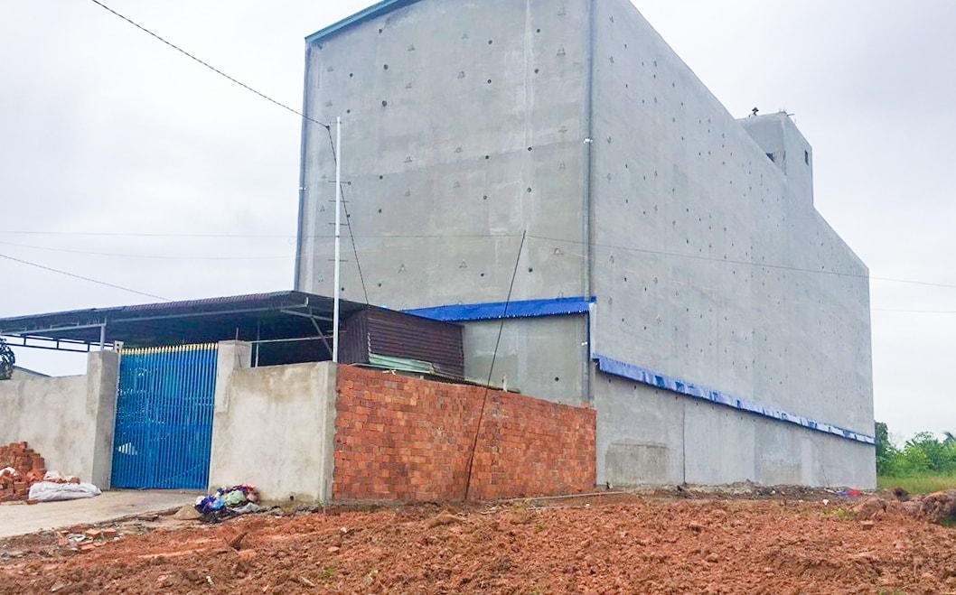 Người dân trên địa bàn huyện Ea Súp xây dựng công trình dẫn dụ chim yến là tự phát