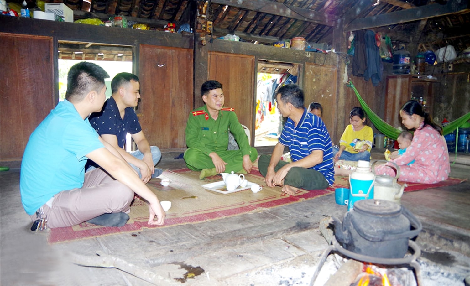 Lực lượng Công an luôn gặp gỡ để nắm bắt  tâm tư, nguyện vọng và ý kiến phản ánh của nhân dân