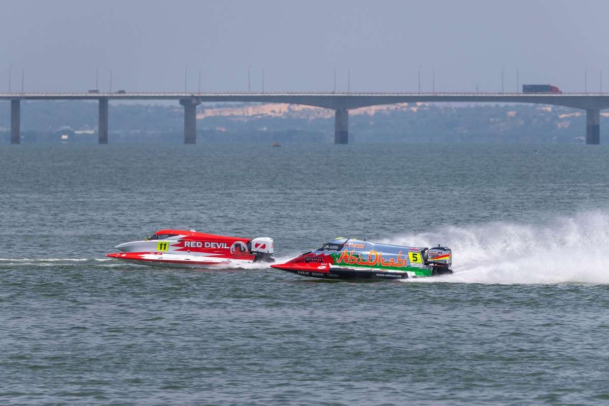 Giải đua vô địch thế giới thuyền máy nhà nghề UIM F1H2O World Championship Grand Prix of Binh Dinh diễn ra tại đầm Thị Nại (Tp.Quy Nhơn, tỉnh Bình Định)