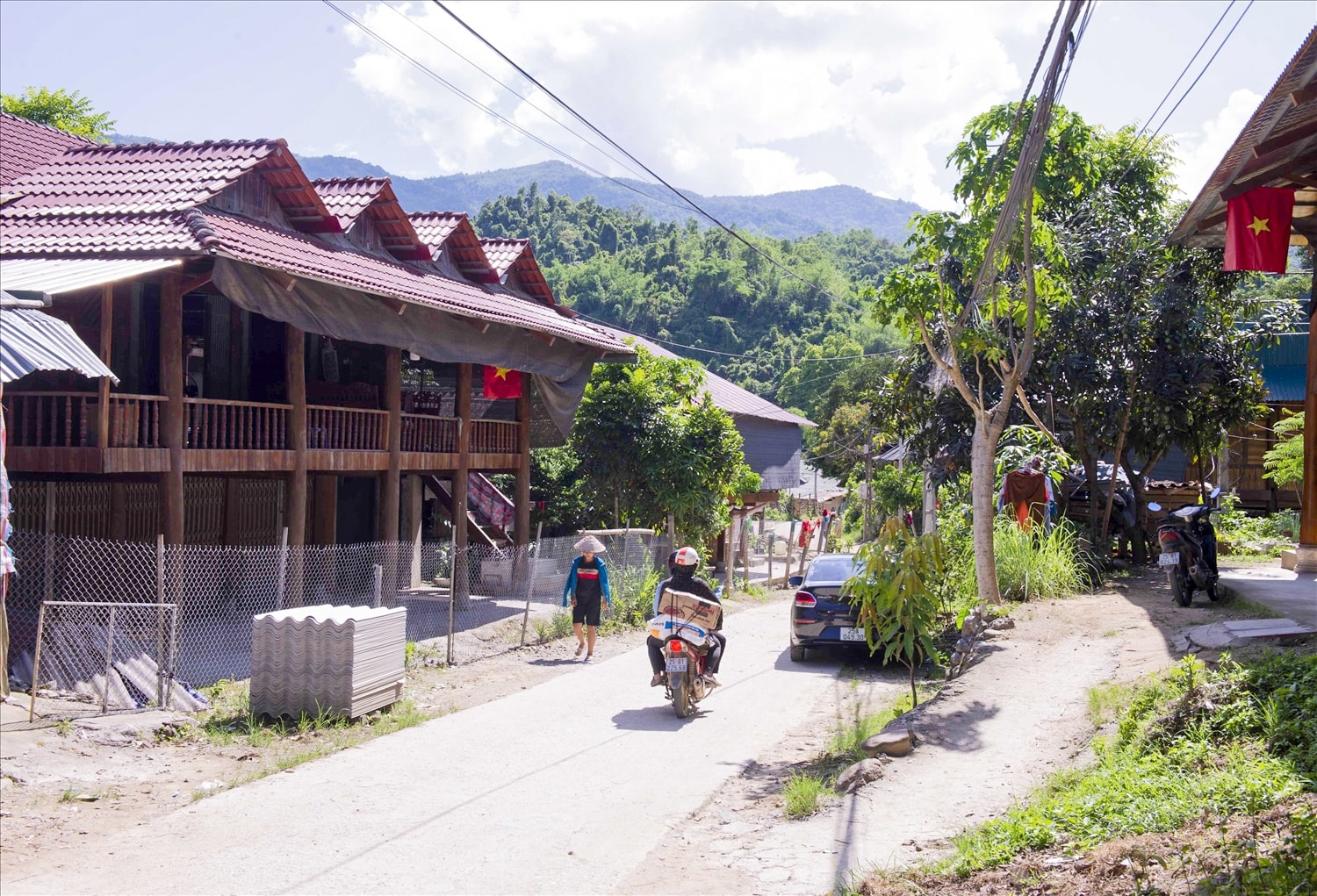 Đường nông thôn ở Nậm Cầy khang trang, sạch đẹp.