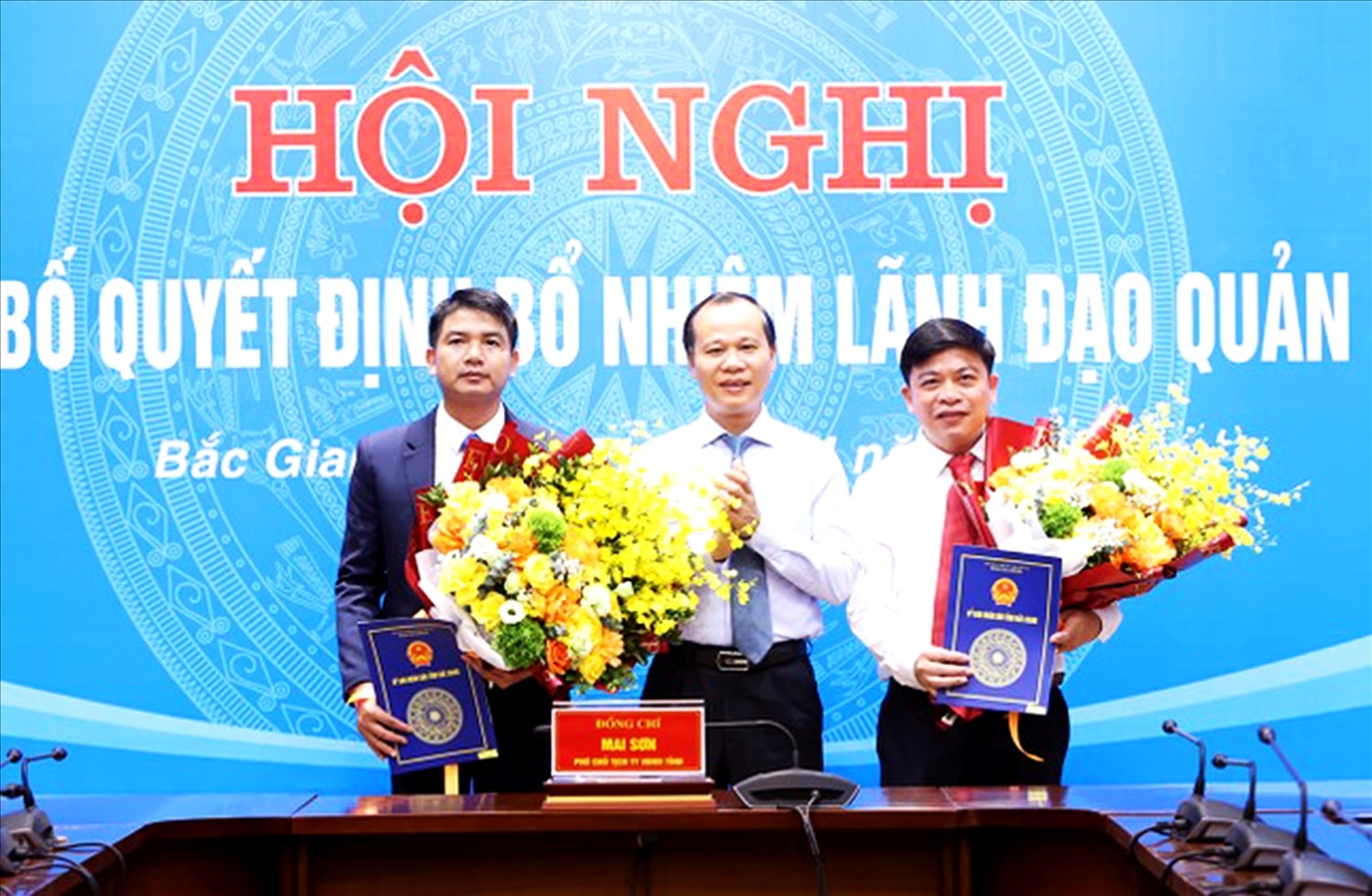 Ông Mai Sơn, Phó Chủ tịch Thường trực UBND tỉnh Bắc Giang trao quyết định và tặng hoa chúc mừng hai cán bộ được bổ nhiệm Ông Mai Sơn, Phó Chủ tịch Thường trực UBND tỉnh Bắc Giang trao quyết định và tặng hoa chúc mừng hai cán bộ được bổ nhiệm
