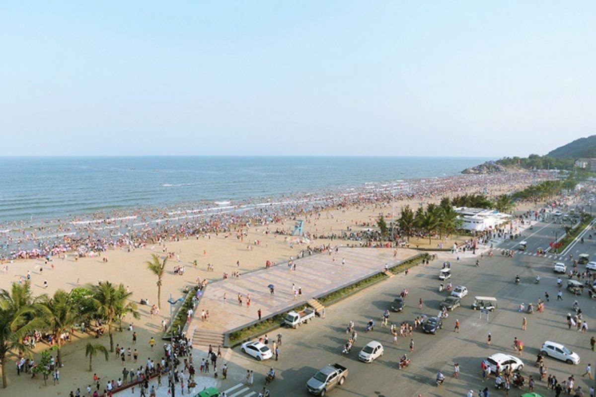 Vào mùa hè có hàng nghìn du khách đến biển Sầm Sơn hóng gió, tắm mát Vào mùa hè có hàng nghìn du khách đến biển Sầm Sơn hóng gió, tắm mát
