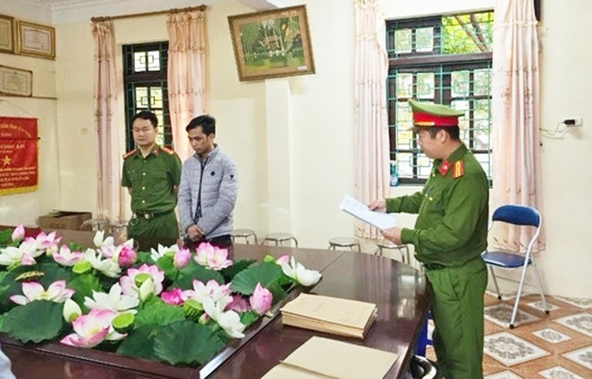 Công an tống đạt các quyết định và lệnh tố tụng đối với Dương Ngọc Duy Công an tống đạt các quyết định và lệnh tố tụng đối với Dương Ngọc Duy