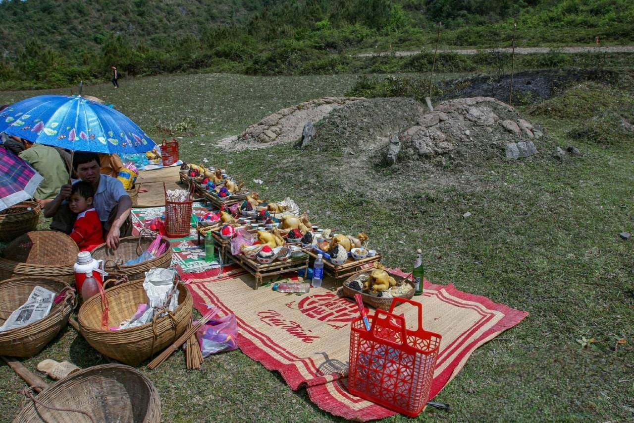 Người dân cúng Thanh minh ngoài mộ