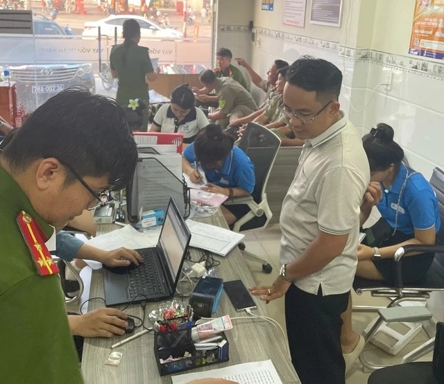 Công an khám xét tại 2 công ty trong đường dây