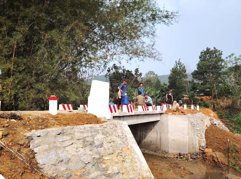 Cây cầu được bê tông kiên cố sẽ giúp bà con Nhân dân thuận tiện trong việc đi lại, giao thương hàng hóa và học sinh đến trường thuận lợi