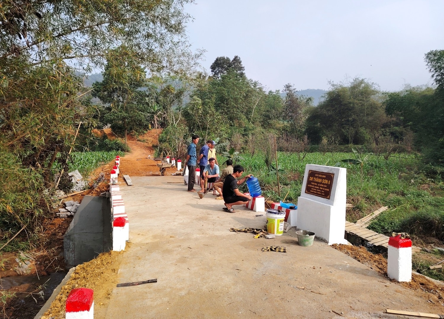 Thôn Nhạ có 42 hộ dân sinh sống, trong thôn có 2 con suối lớn chảy qua, mỗi lần mùa mưa lũ đến khiến bà con nhân dân và học sinh đi lại rất vất vả