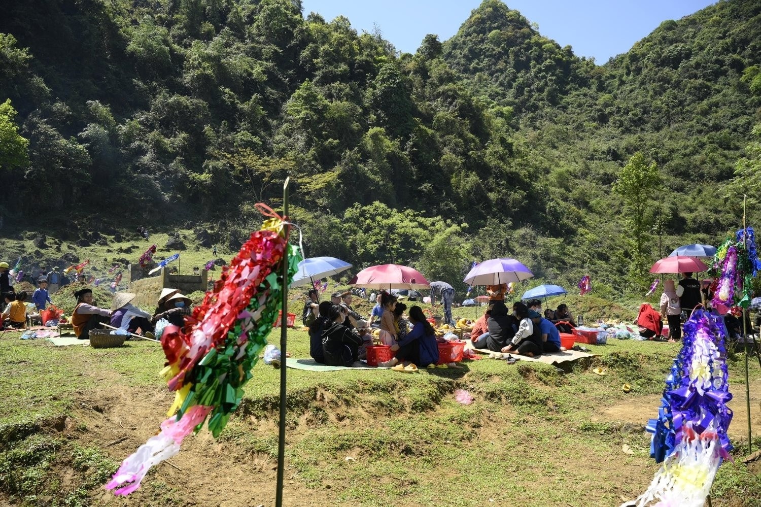 Người Tày-Nùng Cao Bằng dù làm ăn xa cũng đều sắp xếp về cùng gia đình làm Tết Thanh minh