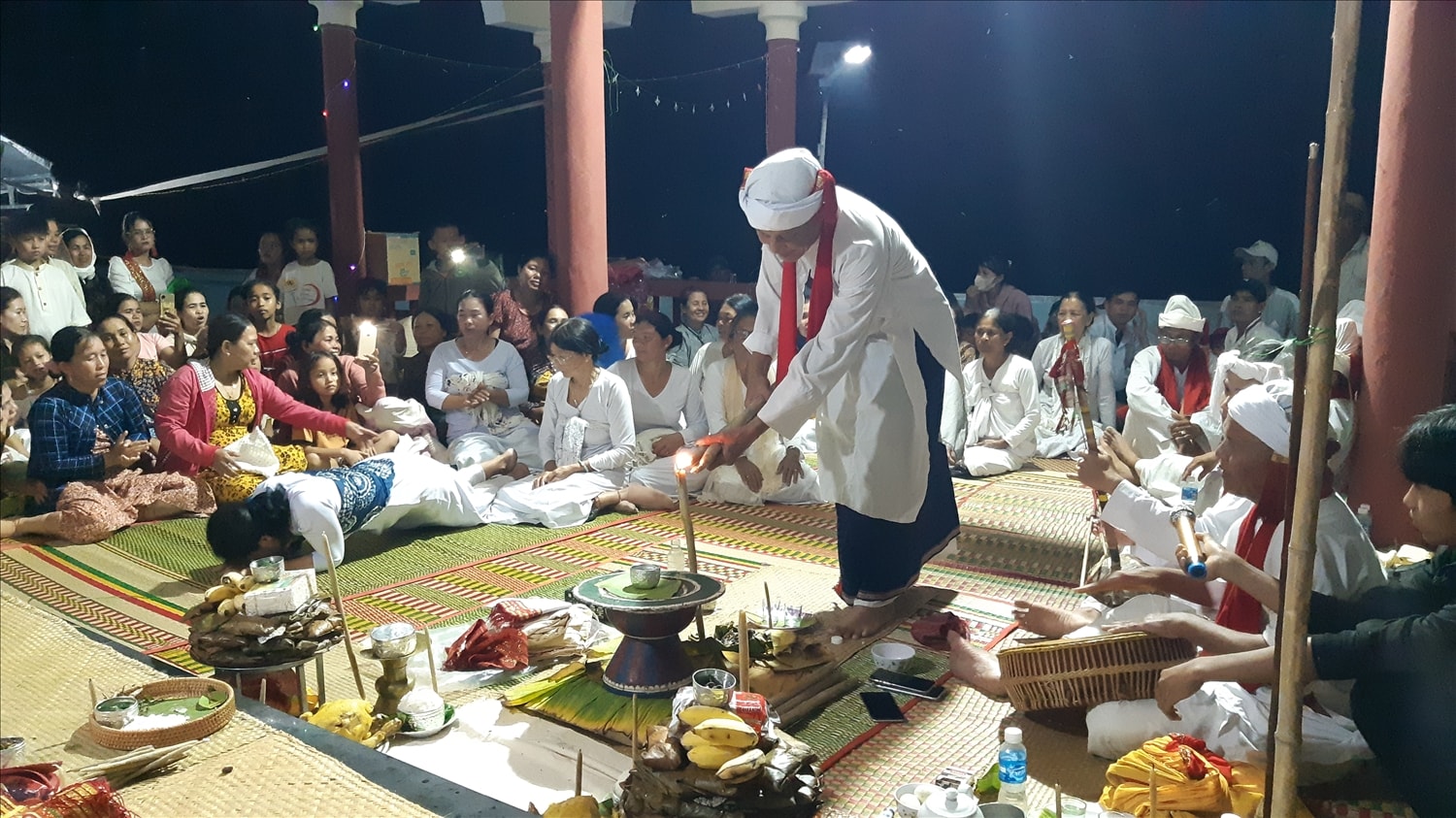 Không gian hát lễ và múa mừng ngày nhập Kut