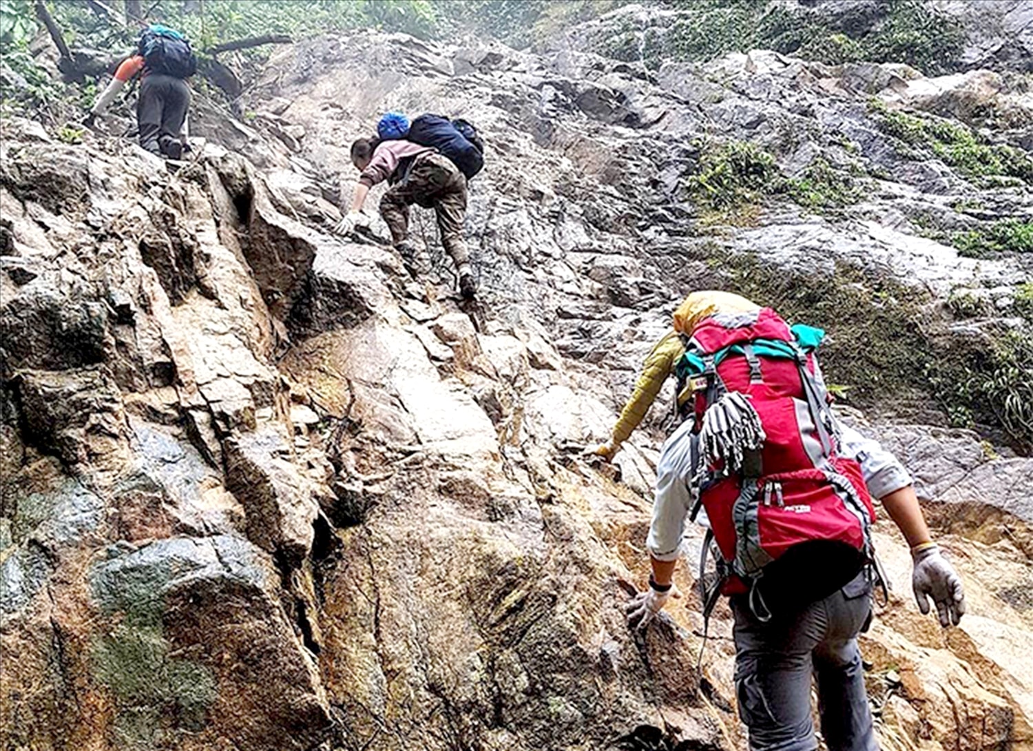 Khi dẫn tour mạo hiểm là người dẫn đoàn phải có thẻ hướng dẫn viên, đang làm việc cho một đơn vị được phép hoạt động du lịch