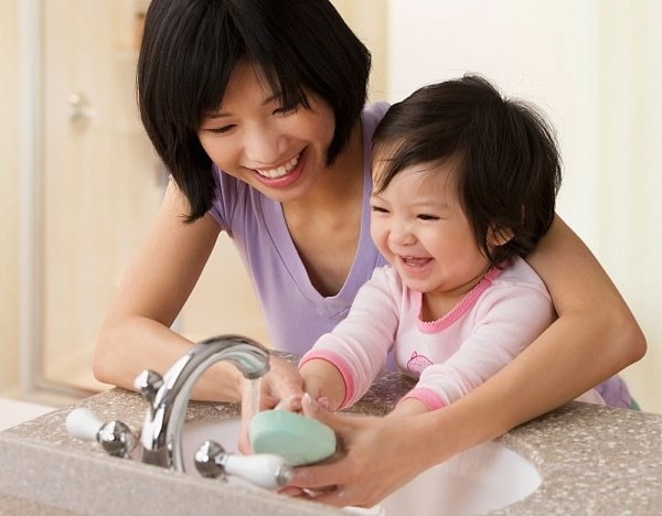 Hướng dẫn học sinh vệ sinh bàn tay bằng xà phòng để phòng bệnh tay chân miệng. Ảnh minh họa