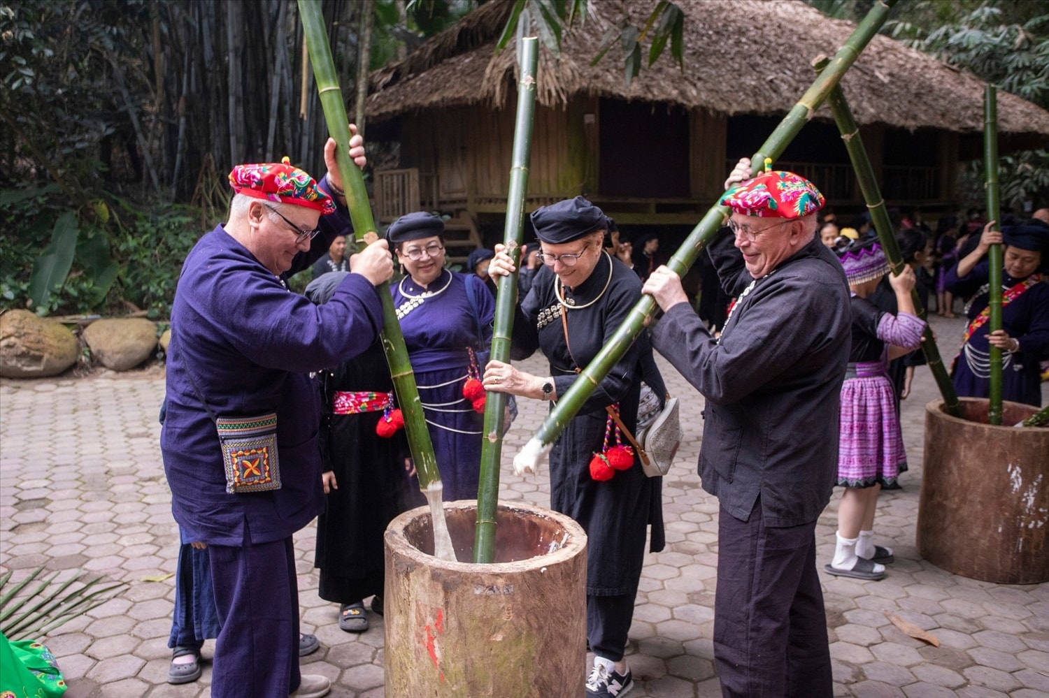 Khách du lịch tham gia trải nghiệm tại Làng du lịch Thái Hải (Thái Nguyên) -giải thưởng “Làng du lịch tốt nhất” năm 2022.