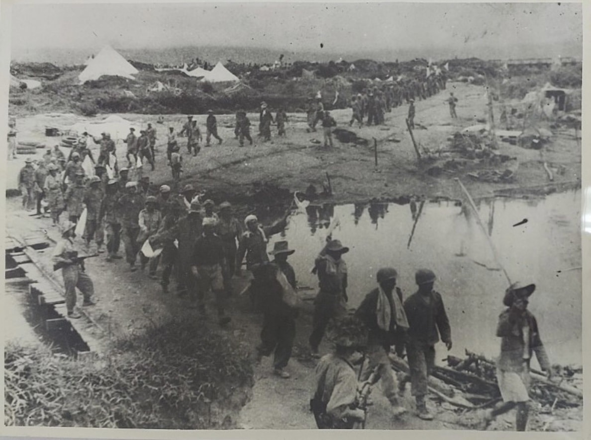 Lính Pháp vẫy cờ trắng đầu hàng năm 1954.