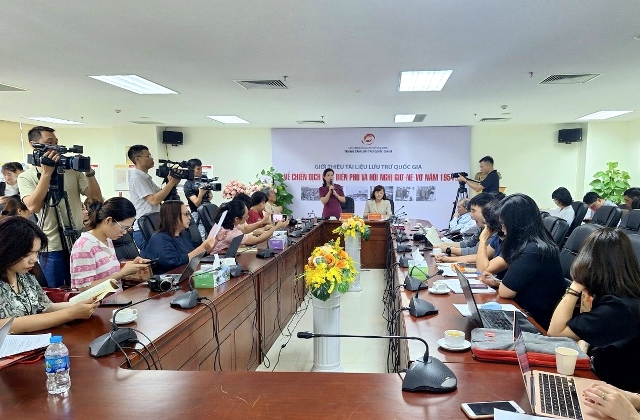 Quang cảnh buổi họp báo.