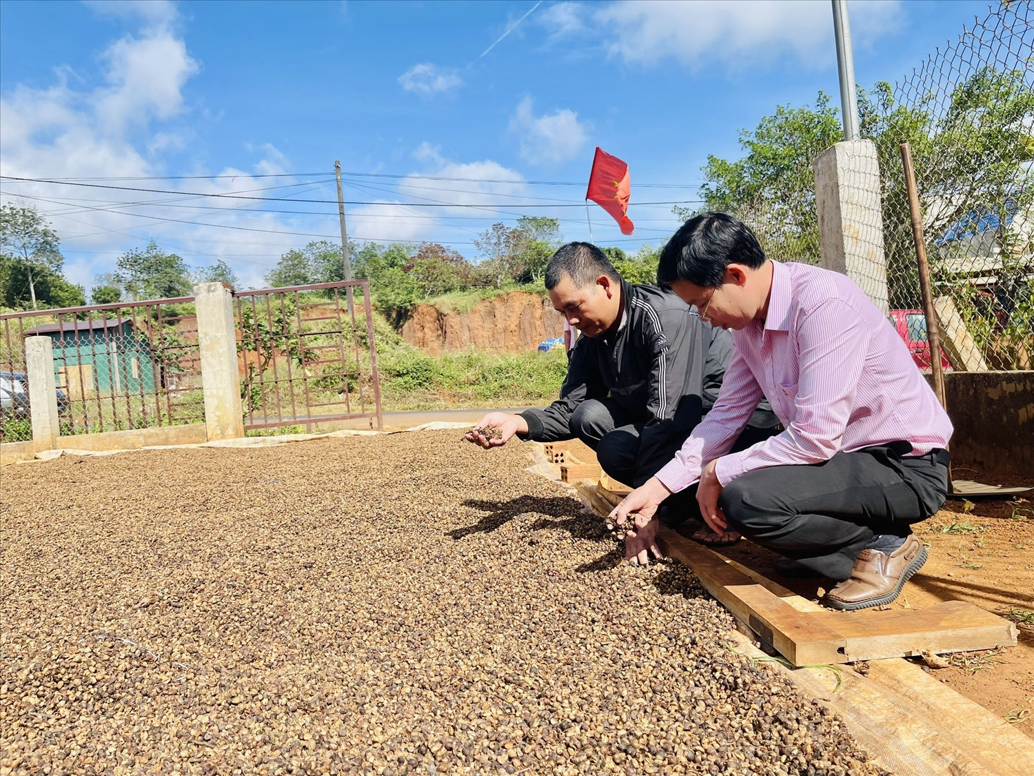 Nhiều hộ gia đình khó khăn có thêm cơ hội vươn lên thoát nghèo, phát triển kinh tế nhờ nguồn vốn chính sách.