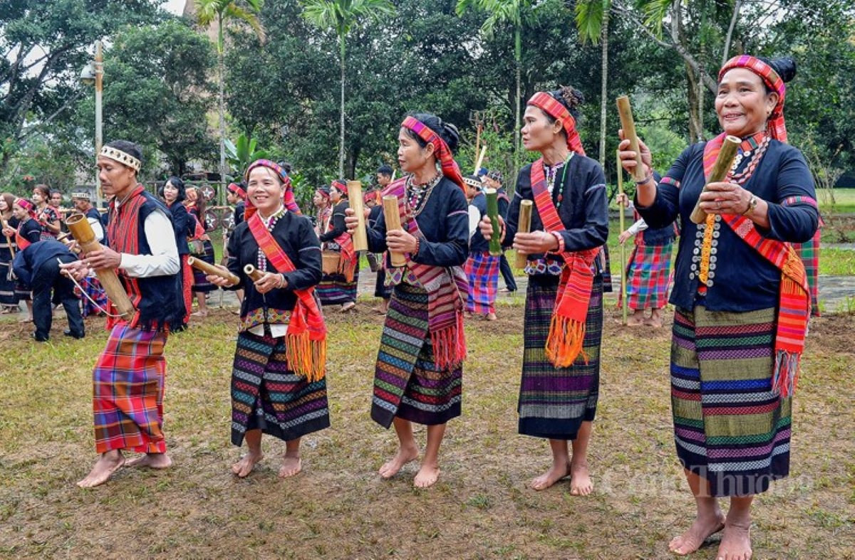(Bài KH) Bước đột phá trong sản xuất trang phục truyền thống của đồng bào Bru-Vân Kiều 2