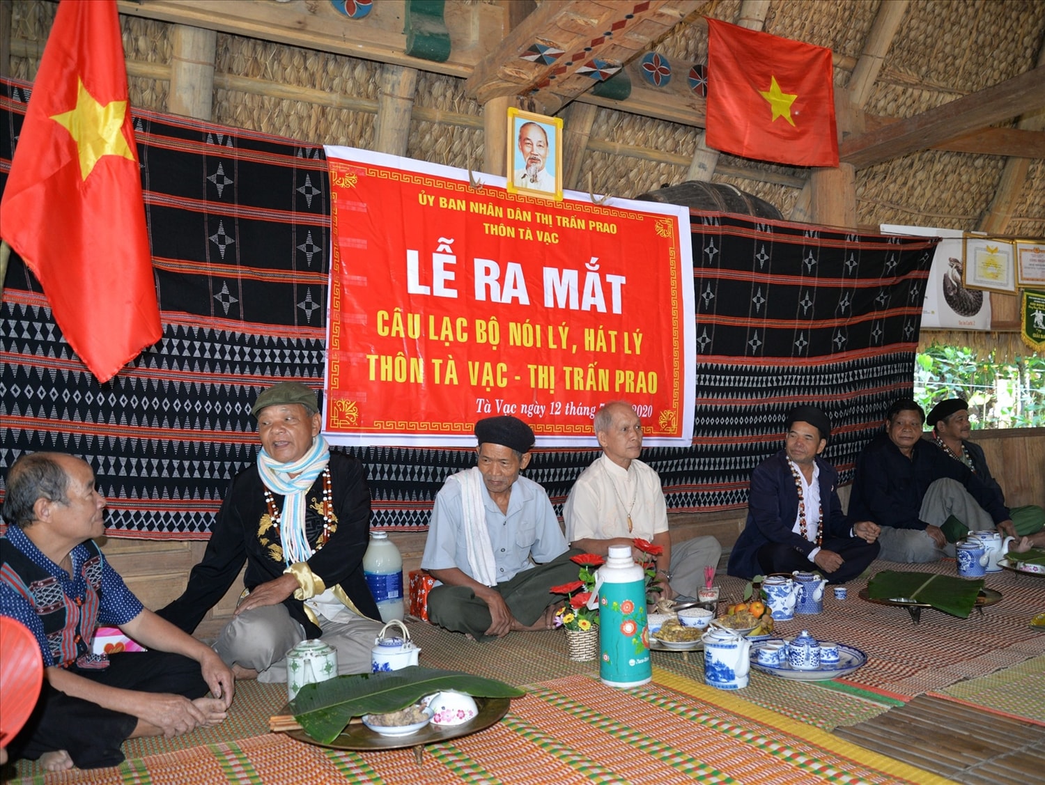 Các già làng hát lý trong ngày ra mắt CLB nói lý, hát lý thôn Tà Vạc (thị trấn P’rao). Ảnh: Tư liệu Các già làng hát lý trong ngày ra mắt CLB nói lý, hát lý thôn Tà Vạc (thị trấn P’rao). Ảnh: Tư liệu