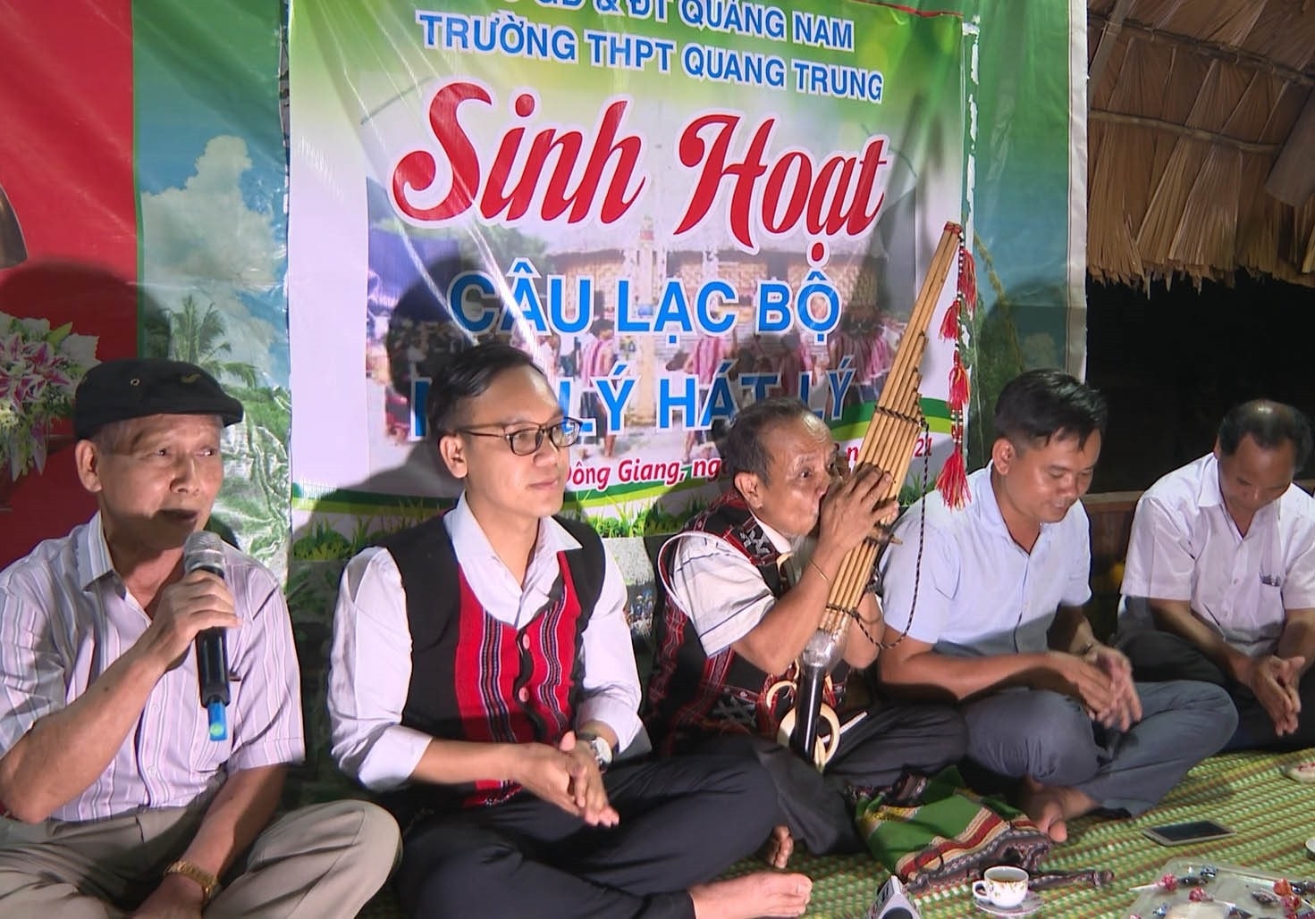 Học sinh và thanh niên ở huyện Đông Giang tham gia các CLB nói lý, hát lý Cơ Tu. Ảnh: Tư liệu Tham gia các CLB nói lý, hát lý Cơ Tu, học sinh và thanh niên ở huyện Đông Giang được các nghệ nhân truyền dạy cho lối nói lý, hát lý truyền thống. Ảnh: Tư liệu