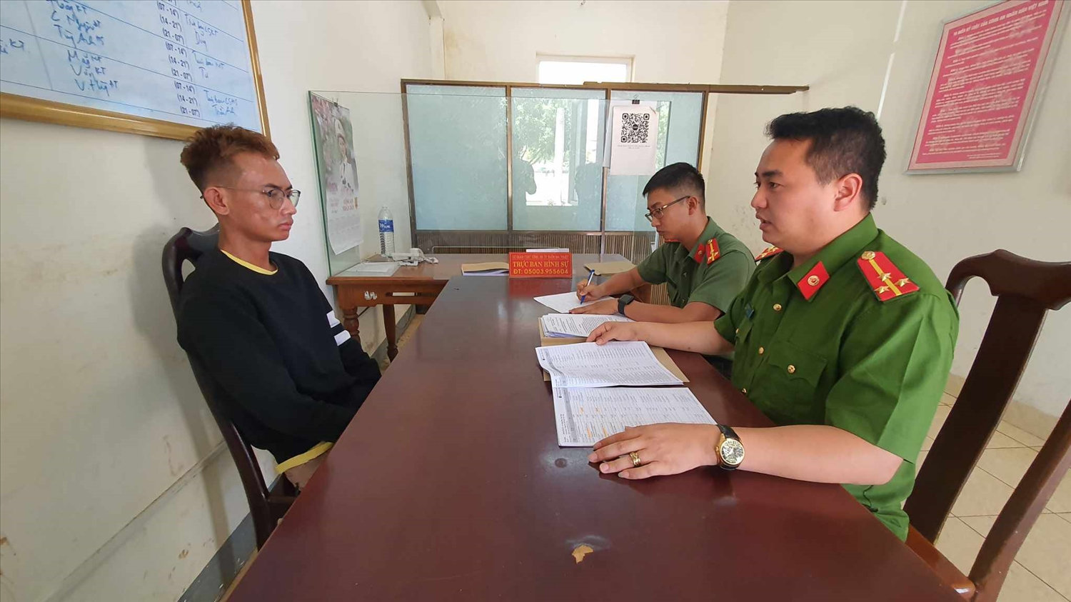 Đối tượng Nguyễn Văn Khởi tại cơ quan công an Đối tượng Nguyễn Văn Khởi tại cơ quan công an