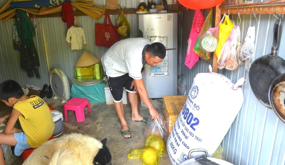 Một gia đình ở bản Hoà Sơn, xã Tà Cạ bị lũ quét cuốn trôi mất nhà phải đến ở nhờ nhà mẹ ruột trong căn lều chật chội. Ảnh: Văn Trường Một gia đình ở bản Hoà Sơn, xã Tà Cạ bị lũ quét cuốn trôi mất nhà phải đến ở nhờ nhà mẹ ruột trong căn lều chật chội. Ảnh: Văn Trườngg