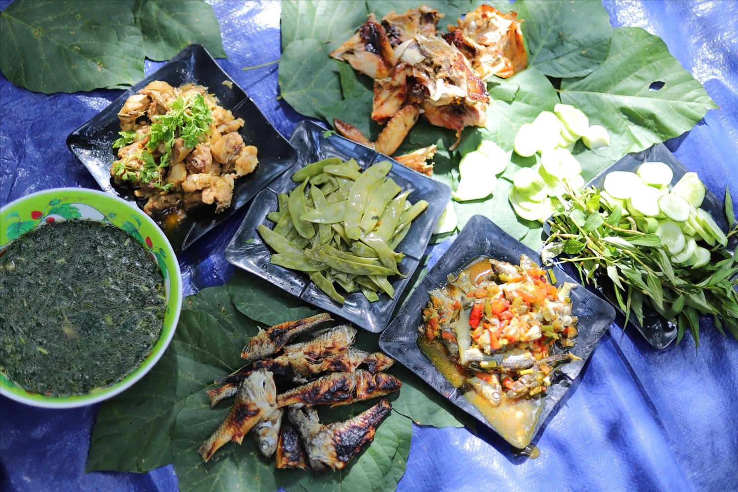 Trên hành trình trải nghiệm tour du lịch cộng đồng, du khách được thưởng thức các món ăn truyền thống của đồng bào Raglai.
