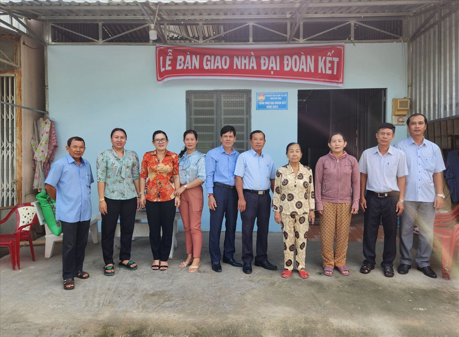 Cán bộ xã Vĩnh Hòa Hưng Nam, hướng dẫn chị Danh Thị Hêng, ở ấp 6, xã Vĩnh Hòa Hưng Nam, huyện Gò Quao, tỉnh Kiên Giang làm thủ tục vay vốn chính sách ưu đãi để xây nhà ở.