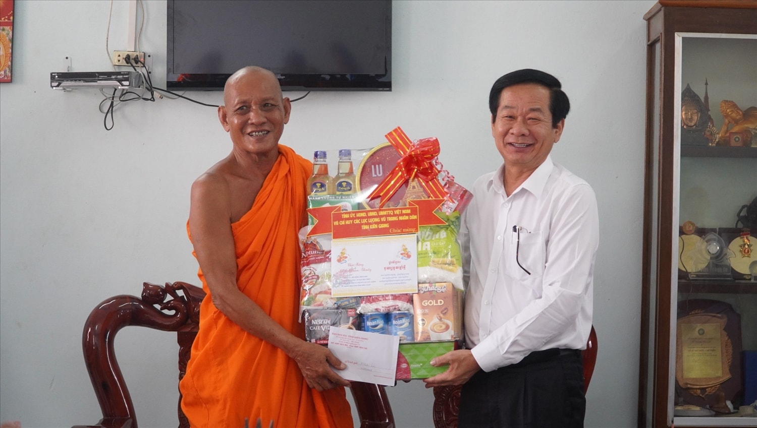 Ông Đỗ Thanh Bình chúc tết, trao quà cho Hòa thượng Danh Lân - Ủy viên Trung ương Hội đồng Trị sự, Phó trưởng Ban Trị sự Giáo hội Phật giáo Việt Nam tỉnh, Phó Chủ tịch Thường trực Hội Đoàn kết sư sãi yêu nước tỉnh, Phó trụ trì chùa Khlang Ong