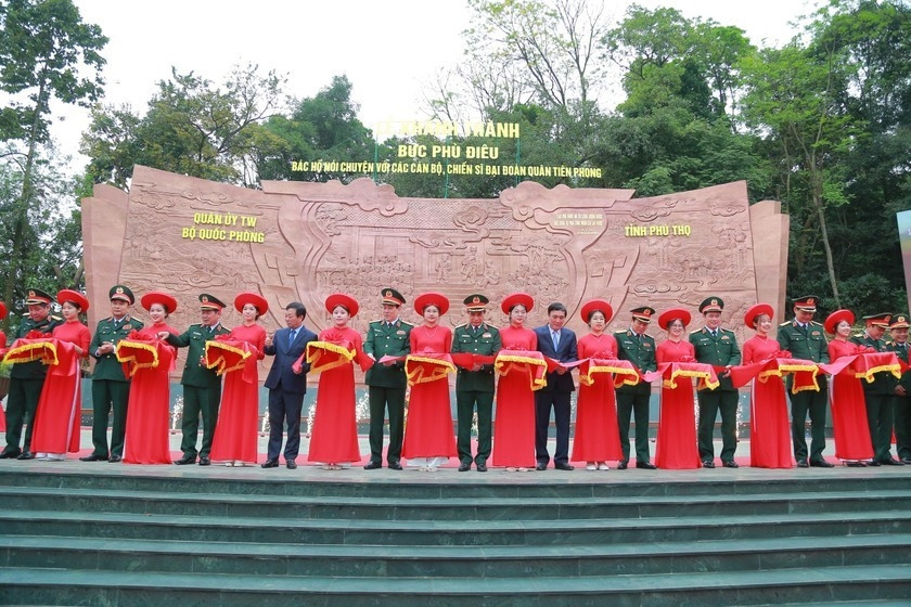 Khánh thành Bức phù điêu “Bác Hồ nói chuyện với các cán bộ, chiến sĩ Đại đoàn quân Tiên Phong” tại Khu di tích lịch sử Đền Hùng. Ảnh: Lê Dũng