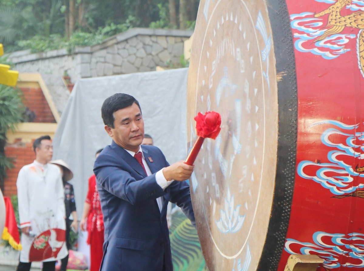 Phó Chủ tịch UBND tỉnh Hồ Đại Dũng đánh trống khai hội.