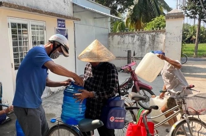 Người dân huyện Giồng Trôm (tỉnh Bến Tre) chở nước ngọt từ hệ thống lọc RO về sử dụng do hạn mặn xâm nhập sâu vào đất liền. Ảnh ND Người dân huyện Giồng Trôm (tỉnh Bến Tre) chở nước ngọt từ hệ thống lọc RO về sử dụng do hạn mặn xâm nhập sâu vào đất liền. Ảnh ND