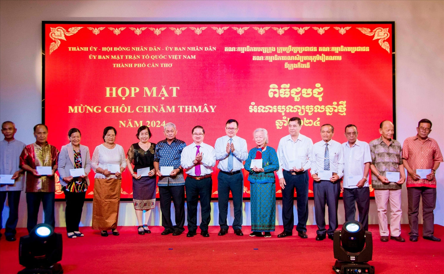 Chủ tịch UBND thành phố Cần Thơ Trần Việt Trường và Chủ tịch UBMT tổ quốc Việt Nam TP. Cần Thơ trao quà  mừng Chôl Chnăm Thmây năm 2024 đến các vị hưu trí là dân tộc Khmer 