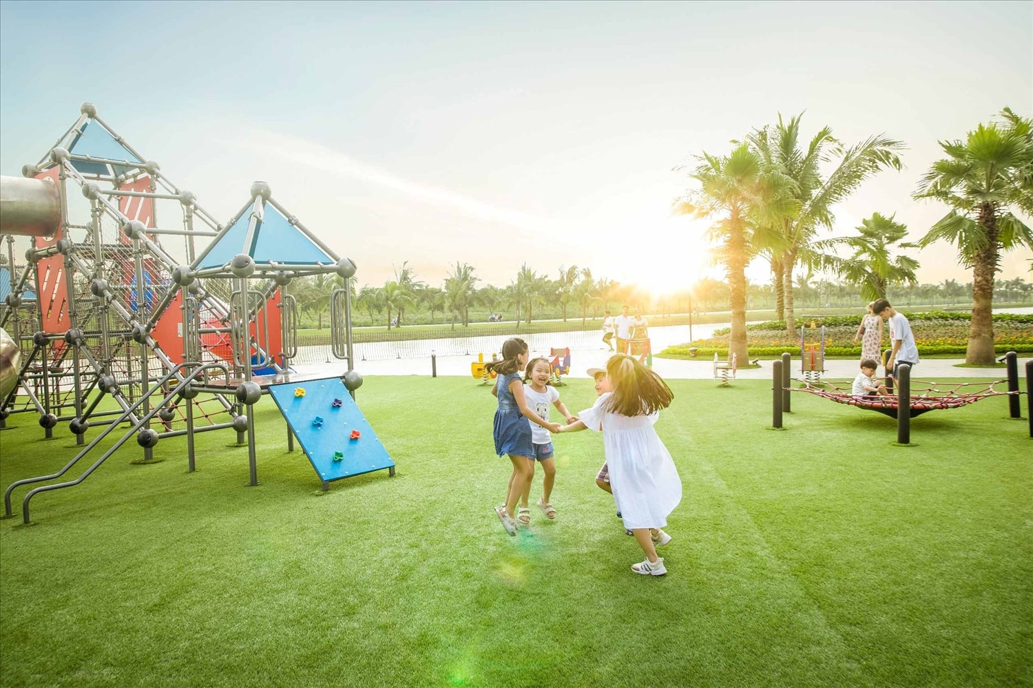 Cảnh quan và đại tiện ích đậm chất biển tại Vinhomes Royal Island kiến tạo môi trường sống lý tưởng cho trẻ nhỏ