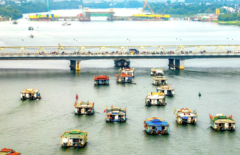 Các thuyền rồng tham gia trong đoàn rước Lễ hội, ngược dòng Hương lên điện Huệ Nam