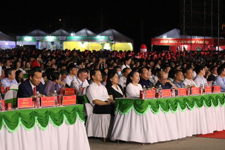 Các đại biểu tham dự buổi lễ