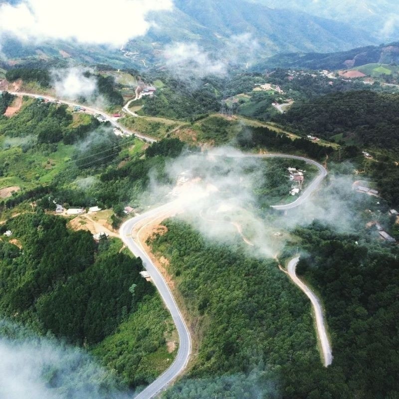 Trong tâm trí người dân địa phương, con đèo gắn liền với truyền thuyết về cuộc đua ngựa vượt dốc Pha Đin.